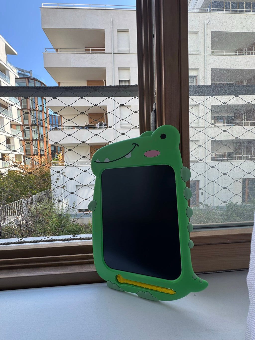 Tablette d'écriture LCD My Little Board pour enfant dès 3 ans, posée près d'une fenêtre